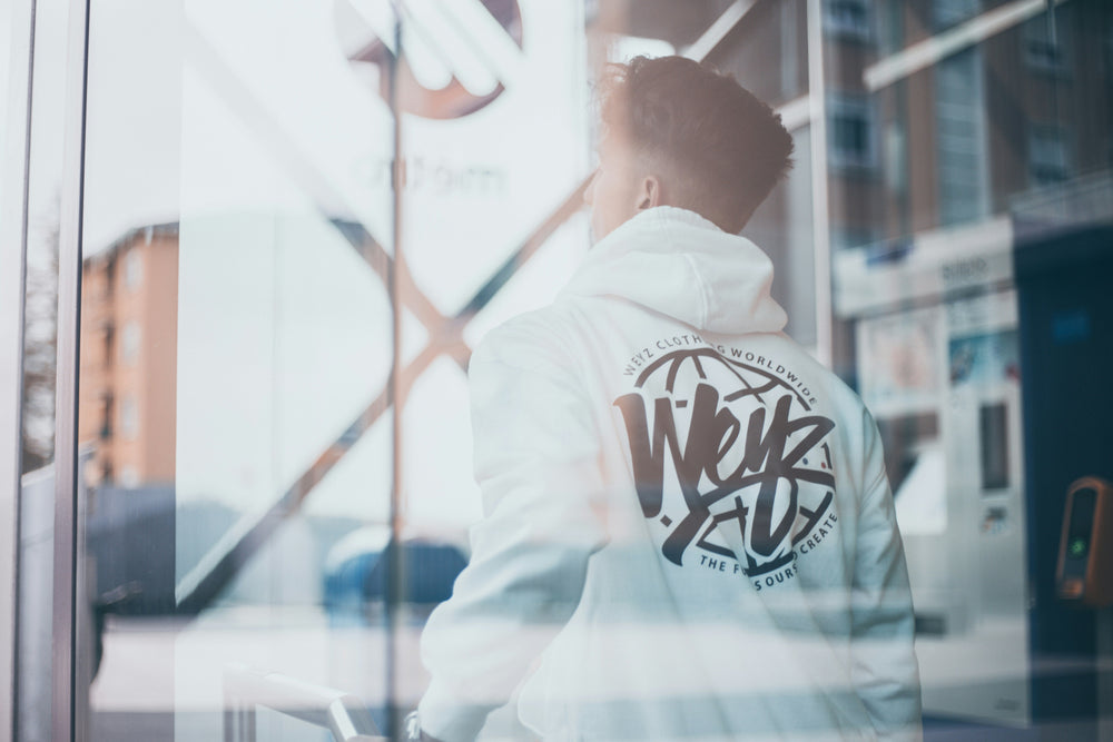 HOODIES & SWEATSHIRTS